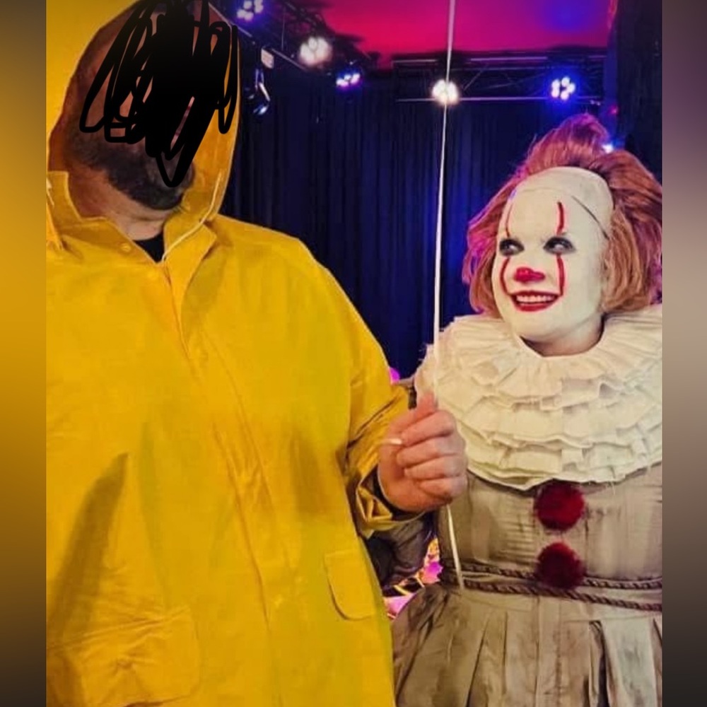 Adult Pennywise Costume in Silver and Red - Picture 9 of 16